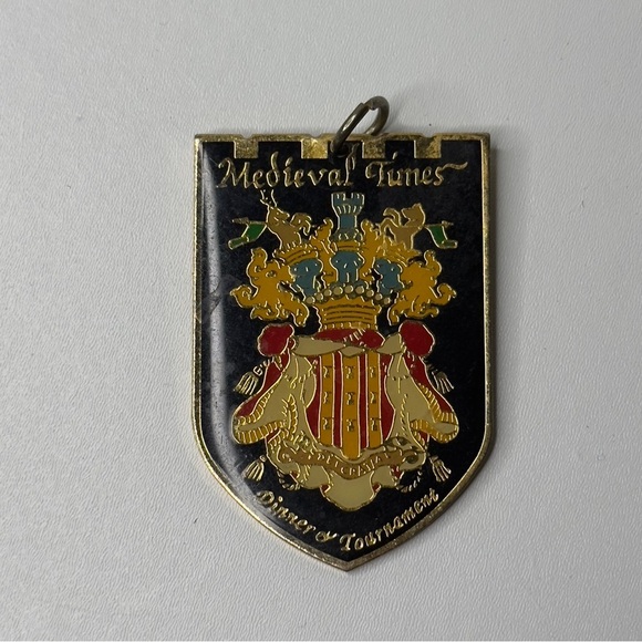 Medieval Times Crest Pendant Dinner & Tournament Keychain Enamel Gloss Gold VTG - Picture 8 of 15